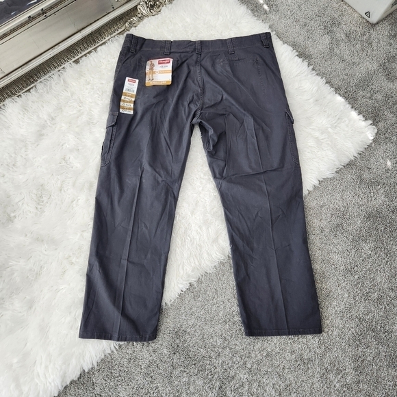 WRANGLER MEN'S FIVE STAR PREMIUM RELAXED FIT FLEX CARGO PANT IN ANTHRACITE. Size - Picture 5 of 8
